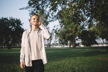 Bir telefon parkta bir erkekle