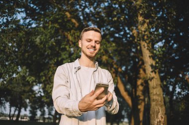 Bir telefon parkta bir erkekle