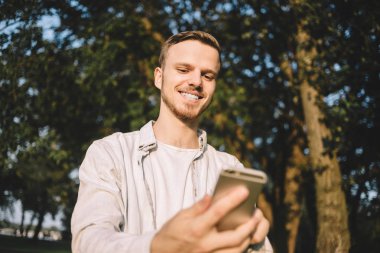 Bir telefon parkta bir erkekle