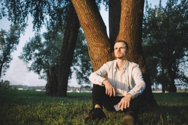 Bir telefon parkta bir erkekle