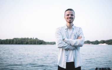 Bir telefon parkta bir erkekle