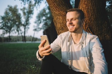 Bir telefon parkta bir erkekle