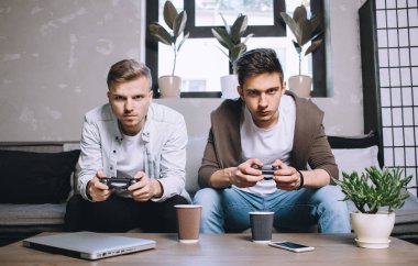 Parti oynayan oyuncular