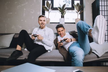 Parti oynayan oyuncular