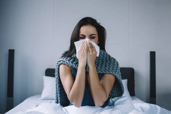 Beautiful girl in the morning — Stock Photo, Image