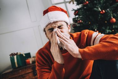 Noel öncesi çekici bir adam portresi