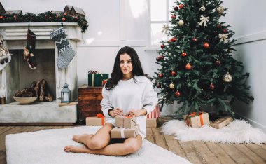 Noel öncesi güzel kız portresi