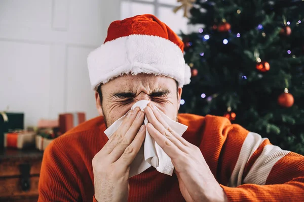 Noel öncesi çekici bir adam portresi
