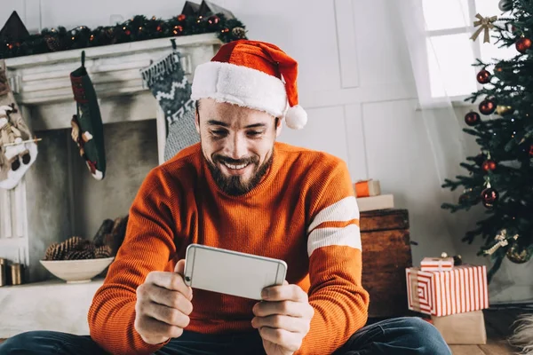 Retrato del hombre atractivo antes de Navidad — Foto de Stock