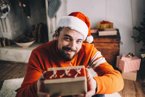 Portret mężczyzny atrakcyjnego przed świętami Bożego Narodzenia — Zdjęcie stockowe