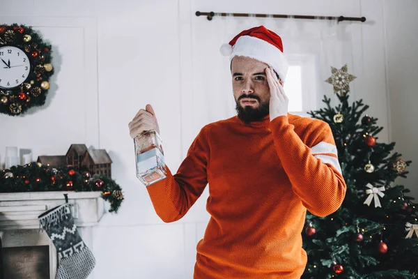 Noel öncesi çekici bir adam portresi