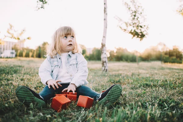 Une petite fille sur l'herbe — Photo