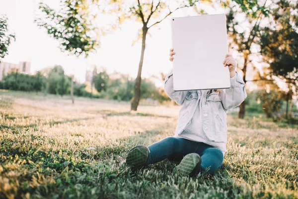 Une petite fille sur l'herbe — Photo