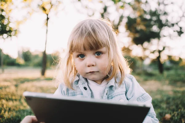 Une petite fille sur l'herbe — Photo