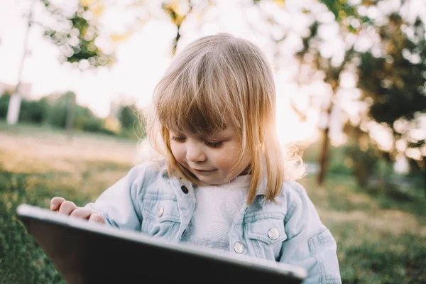 Une petite fille sur l'herbe — Photo