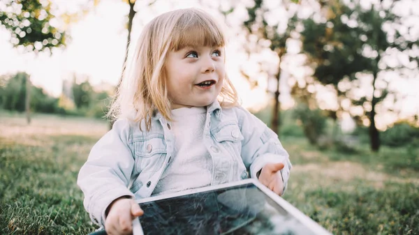 Une petite fille sur l'herbe — Photo