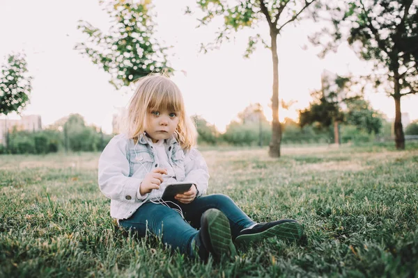Une petite fille sur l'herbe — Photo