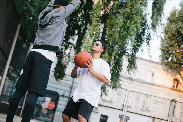 The basketball players — Stock Photo, Image