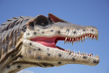 Yurkin park, Kazan, Rusya, 17 Haziran, 2016: dişli gökyüzüne karşı baş etobur dinozor