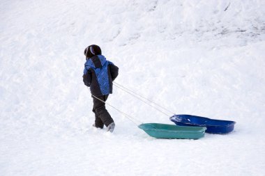 Bir kızak karda çocukla