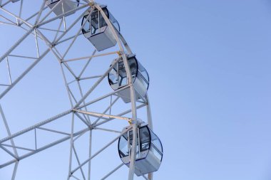 Dönme dolap mavi gökyüzüne karşı parçası