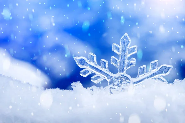 Crystal snowflake på en blå bakgrund — Stockfoto