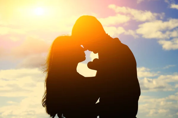 Silhouette di coppia amorevole al tramonto Foto Stock