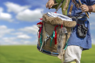 Ortaçağ giysili adam halk davul çalar