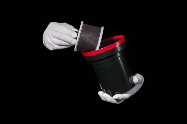 Laboratoire, les mains dans des gants blancs tiennent un noir et film, chambre noire, développeurs Image En Vente