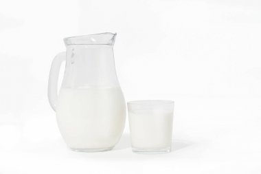 Sürahi ve bardak süt beyaz arka plan üzerinde