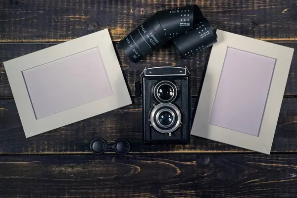 Formato médio da câmera em uma mesa de madeira — Fotografia de Stock