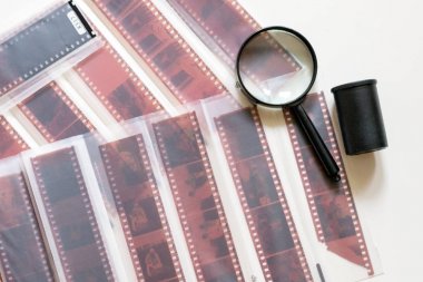 Büyüteç'i ve gümüş renkli film