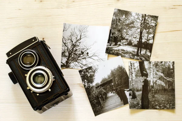 Analog camera and photos — Stock Photo, Image