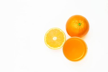 portakal, yarısı turuncu ve beyaz ba mandalina suyu bir bardak