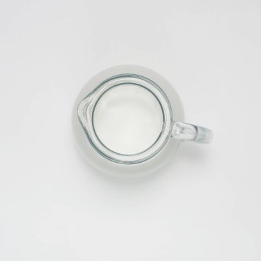 süt beyaz zemin üzerine cam sürahi