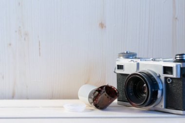 Analog film eski fotoğraf makinesi ve film ile silindir