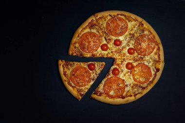 Pizza margarita peynir ve siyah bir backg kiraz domates ile