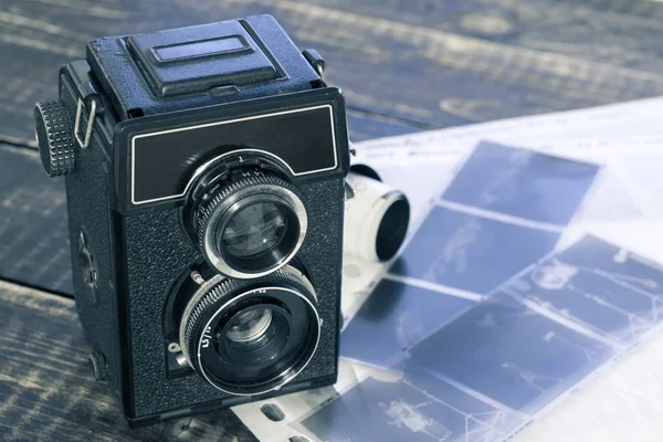 Câmera de filme antigo e filme negativo preto e branco 120mm — Fotografia de Stock