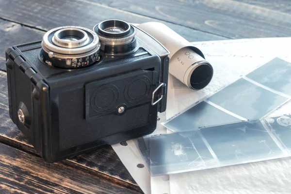 Vieille caméra de film et film négatif noir et blanc 120mm Photos De Stock Libres De Droits
