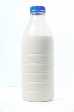 Plastik şişe süt ile bir renkli kapağı, beyaz arka plan, ISO