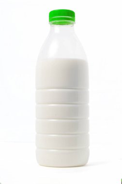 Plastik şişe süt ile bir renkli kapağı, beyaz arka plan, ISO