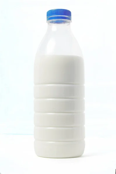 Plastikflasche Milch mit farbigem Deckel, weißem Hintergrund, Iso — Stockfoto