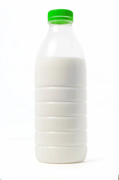 Bouteille en plastique de lait avec un bouchon coloré, fond blanc, iso Image En Vente