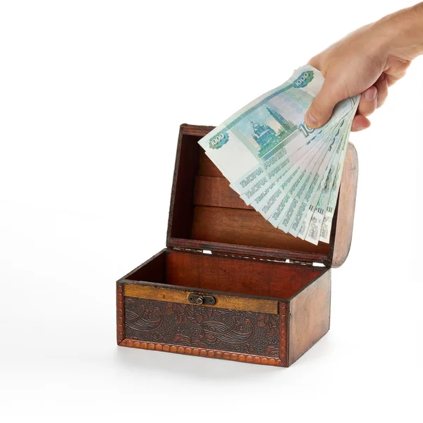 Hand zet Russische geld in borst voor storting. Roebels. — Stockfoto