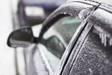 Kapı, araba düğme kar ve buz ile kaplı bir kar yağışı sonra