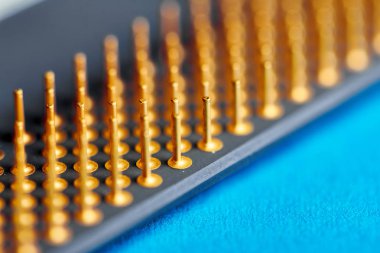 Bilgisayar merkezi işlemci ünitesinin mikro elementleri, CPU kontak pimlerini kapat.