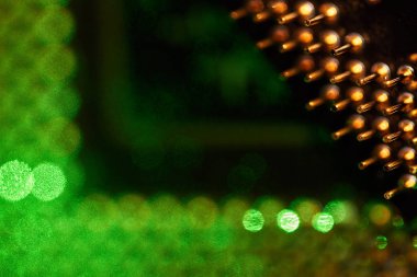 Bilgisayar merkezi işlemci ünitesinin mikro elementleri, CPU kontak pimlerini kapat.