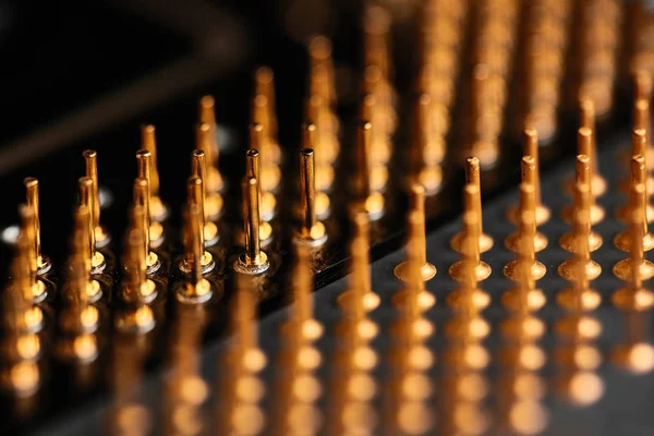 Bilgisayar merkezi işlemci ünitesinin mikro elementleri, CPU kontak pimlerini kapat.