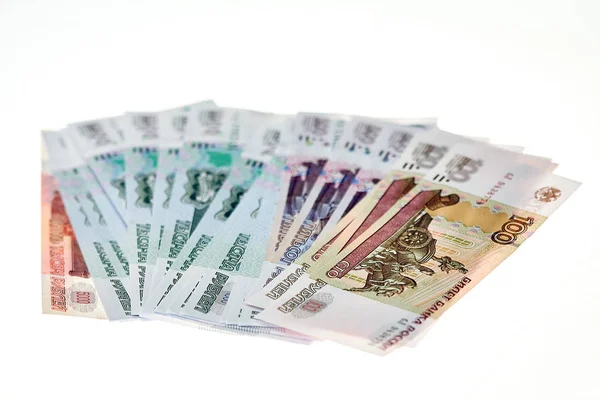 Cumulo di rubli russi su sfondo bianco . — Foto Stock
