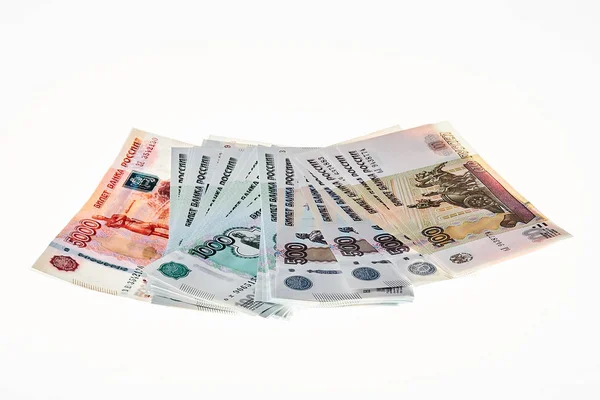 Beyaz arka plan üzerinde Rus ruble yığını.